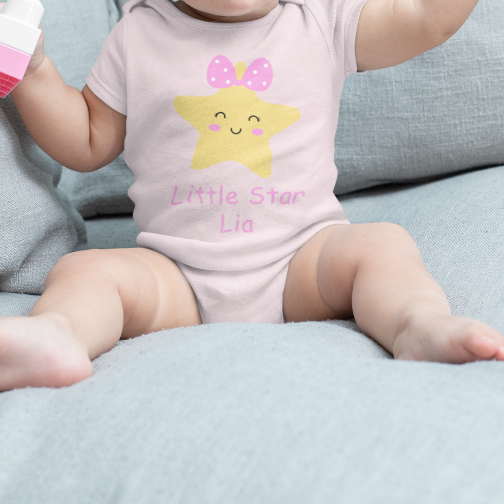 Little Star Baby Body mit Wunschname – Bio Baumwolle