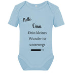 Baby Body – Schwangerschaftsverkündung Strampler – Mama, Papa, Oma & Opa- sprüchen – Kurzarm bio Baumwolle Unisex - Geschenk zur Geburt & Baby Ankündigung neugeborene Geschenk (50-56)