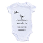 Baby Body – Schwangerschaftsverkündung Strampler – Mama, Papa, Oma & Opa- sprüchen – Kurzarm bio Baumwolle Unisex - Geschenk zur Geburt & Baby Ankündigung neugeborene Geschenk (50-56)