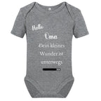 Baby Body – Schwangerschaftsverkündung Strampler – Mama, Papa, Oma & Opa- sprüchen – Kurzarm bio Baumwolle Unisex - Geschenk zur Geburt & Baby Ankündigung neugeborene Geschenk (50-56)