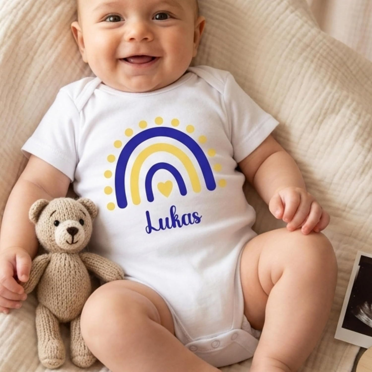 Personalisierter Baby Body mit Name Kurzarm – 100% Bio-Baumwolle OEKO-TEX – Boho Regenbogen Schwangerschaftsverkündung & Geschenk zur Geburt – Veredelt in Deutschland