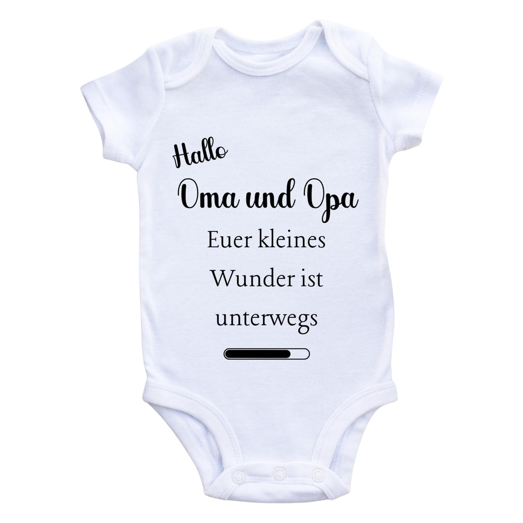Baby Body – Schwangerschaftsverkündung Strampler – Mama, Papa, Oma & Opa- sprüchen – Kurzarm bio Baumwolle Unisex - Geschenk zur Geburt & Baby Ankündigung neugeborene Geschenk (50-56)