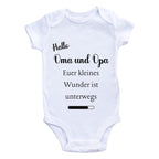 Baby Body – Schwangerschaftsverkündung Strampler – Mama, Papa, Oma & Opa- sprüchen – Kurzarm bio Baumwolle Unisex - Geschenk zur Geburt & Baby Ankündigung neugeborene Geschenk (50-56)