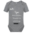 Baby Body – Schwangerschaftsverkündung Strampler – Mama, Papa, Oma & Opa- sprüchen – Kurzarm bio Baumwolle Unisex - Geschenk zur Geburt & Baby Ankündigung neugeborene Geschenk (50-56)
