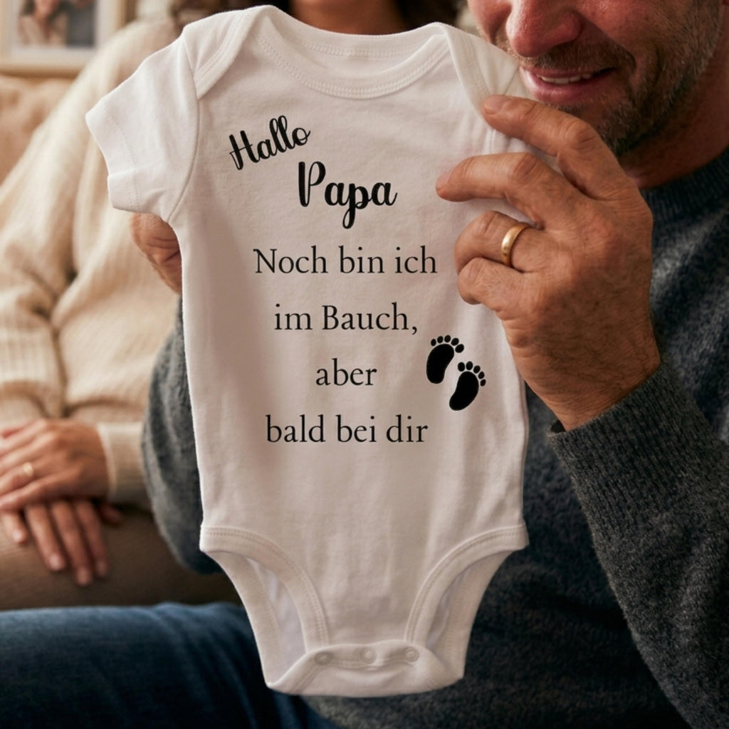 Baby Body – Schwangerschaftsverkündung Strampler – Mama, Papa, Oma & Opa- sprüchen – Kurzarm bio Baumwolle Unisex - Geschenk zur Geburt & Baby Ankündigung neugeborene Geschenk (50-56)