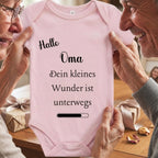 Baby Body – Schwangerschaftsverkündung Strampler – Mama, Papa, Oma & Opa- sprüchen – Kurzarm bio Baumwolle Unisex - Geschenk zur Geburt & Baby Ankündigung neugeborene Geschenk (50-56)