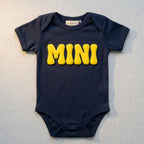 Baby body Strampler selbst gestalten personalisiert mit Namen – 3D Puff Herz aus Bio-Baumwolle –Geschenk zur Geburt, Babyshower & Taufe, Unisex