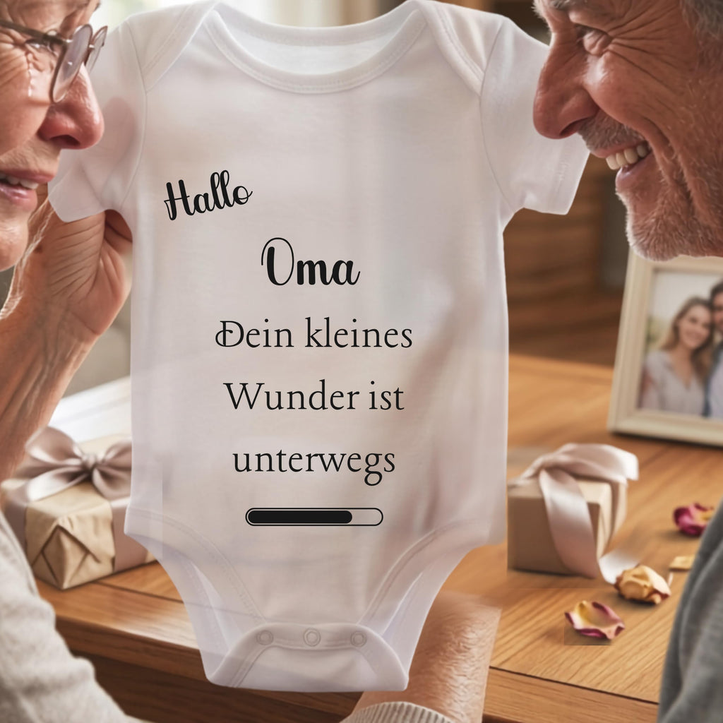 Baby Body – Schwangerschaftsverkündung Strampler – Mama, Papa, Oma & Opa- sprüchen – Kurzarm bio Baumwolle Unisex - Geschenk zur Geburt & Baby Ankündigung neugeborene Geschenk (50-56)