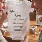 Baby Body – Schwangerschaftsverkündung Strampler – Mama, Papa, Oma & Opa- sprüchen – Kurzarm bio Baumwolle Unisex - Geschenk zur Geburt & Baby Ankündigung neugeborene Geschenk (50-56)