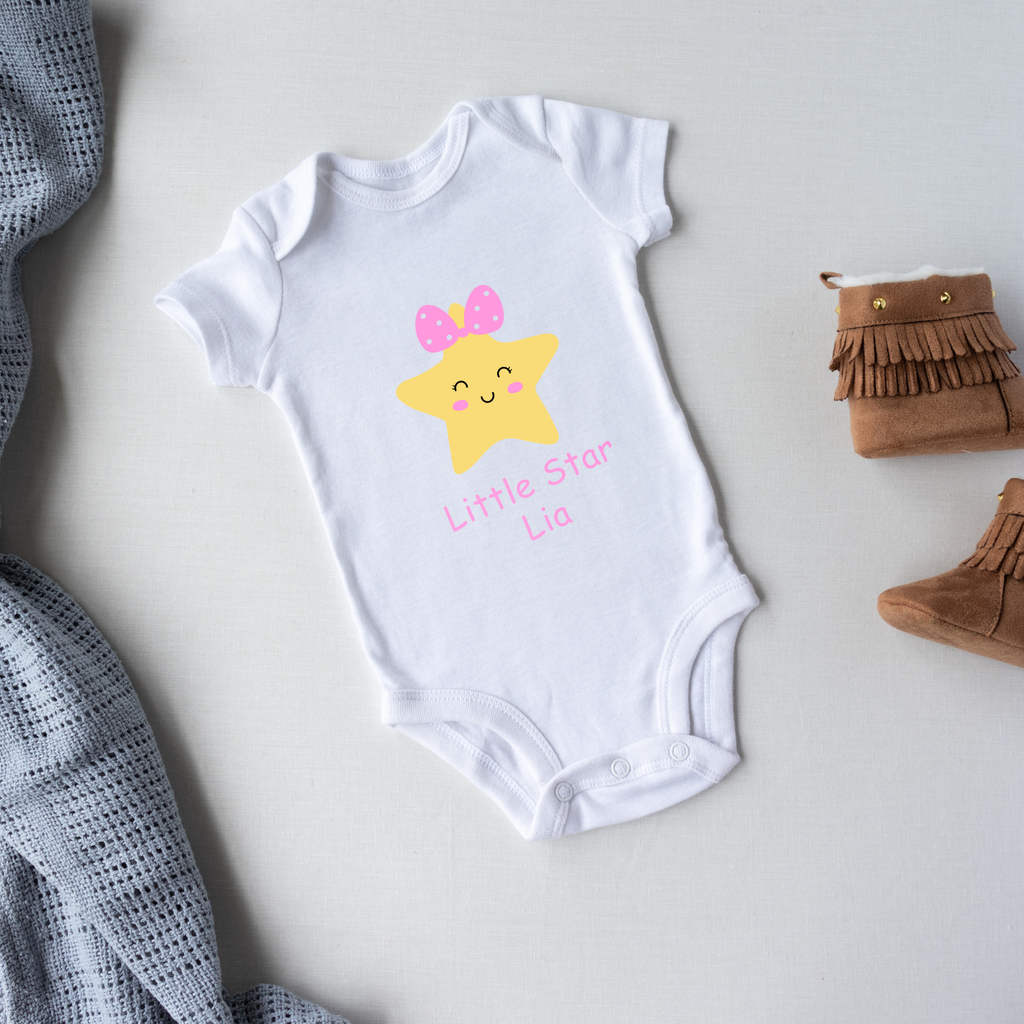 Little Star Baby Body mit Wunschname – Bio Baumwolle
